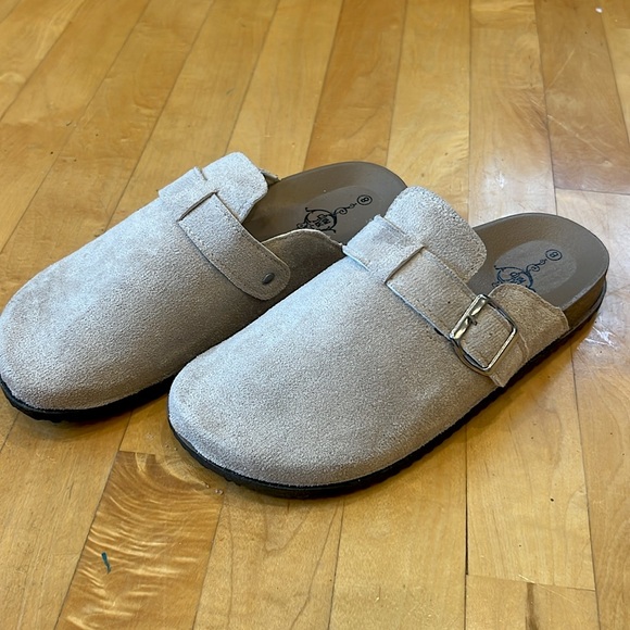 Shoes - Sole Mates Sandals Womens 8 Casual Slip On Buckle Suede Flats